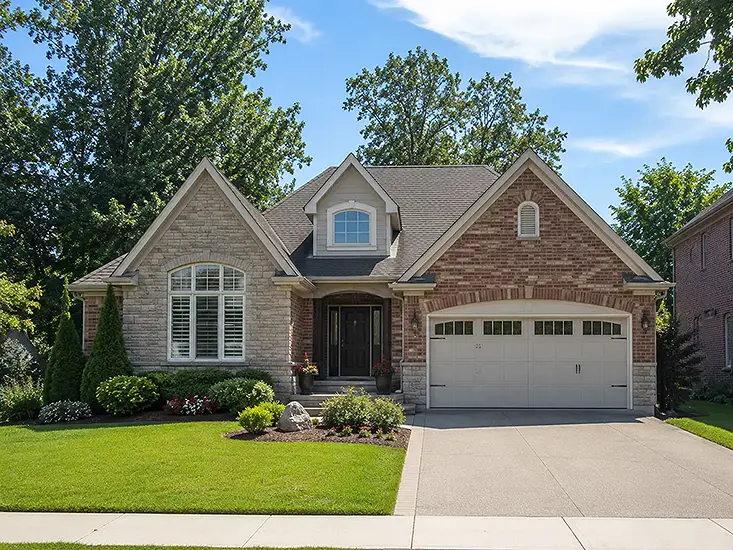 We buy houses in Niagara Falls Ontario without repairs or public showings